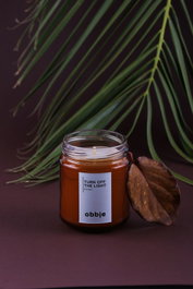 Aberto Design Vela Aromática "Turn of The Light - Amber" Cacao y Crema, Color Ámbar, Hecha a Mano con Vidrio y Cera de Soya